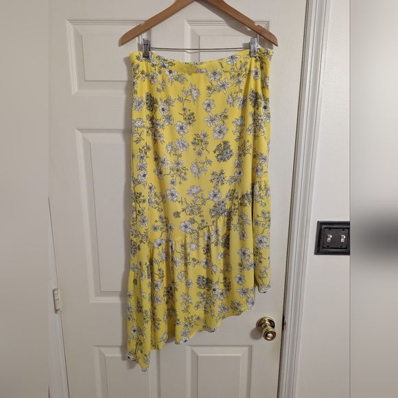 Gianni Bini Dresses & Skirts - Gianni Bini skirt yellow floral asymmetrical hem size XL